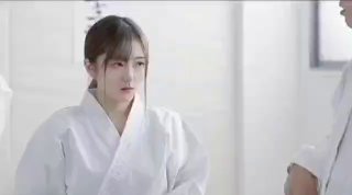 少女女友给了一个懒散的口交,然后在浴缸里接受了面部射精。